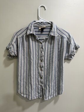 Universal Thread Blue and White Striped Short-Sleeve Button-Up Shirt